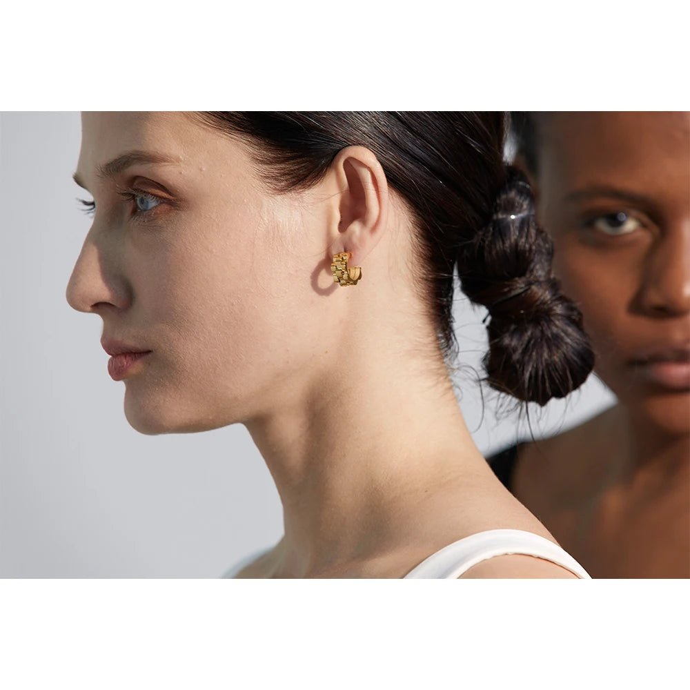 Statement earrings with metal texture and gold plated finish