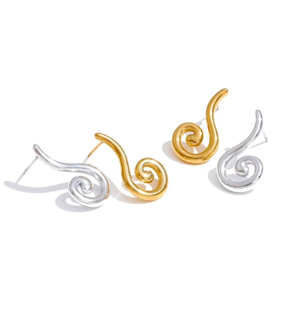 Geometric stud earrings gold and metal contrast