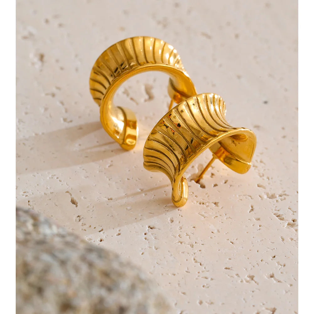 Elegant ear rings with striped texture and golden finish