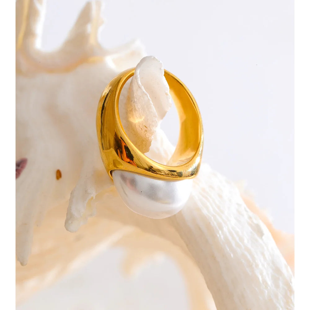 Elegant ring with gold plated finish and chic geometric style