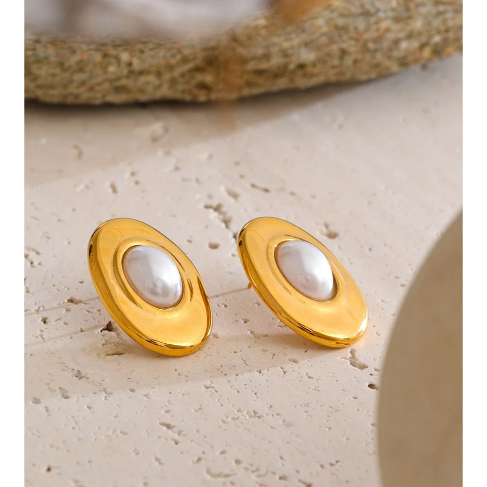 Elegant ear rings with oval pearl and gold finish