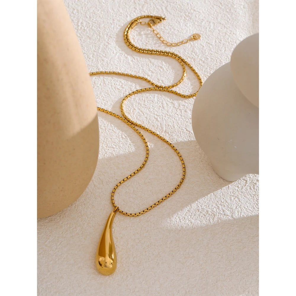 Distinctive 18K Gold Water Drop Pendant Necklace