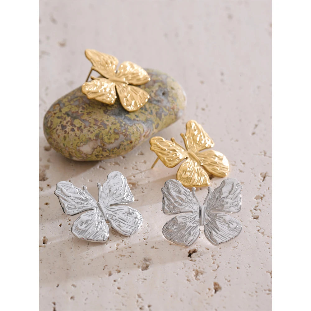 Chic ear rings look with butterfly earrings and subtle gold and earrings pairing