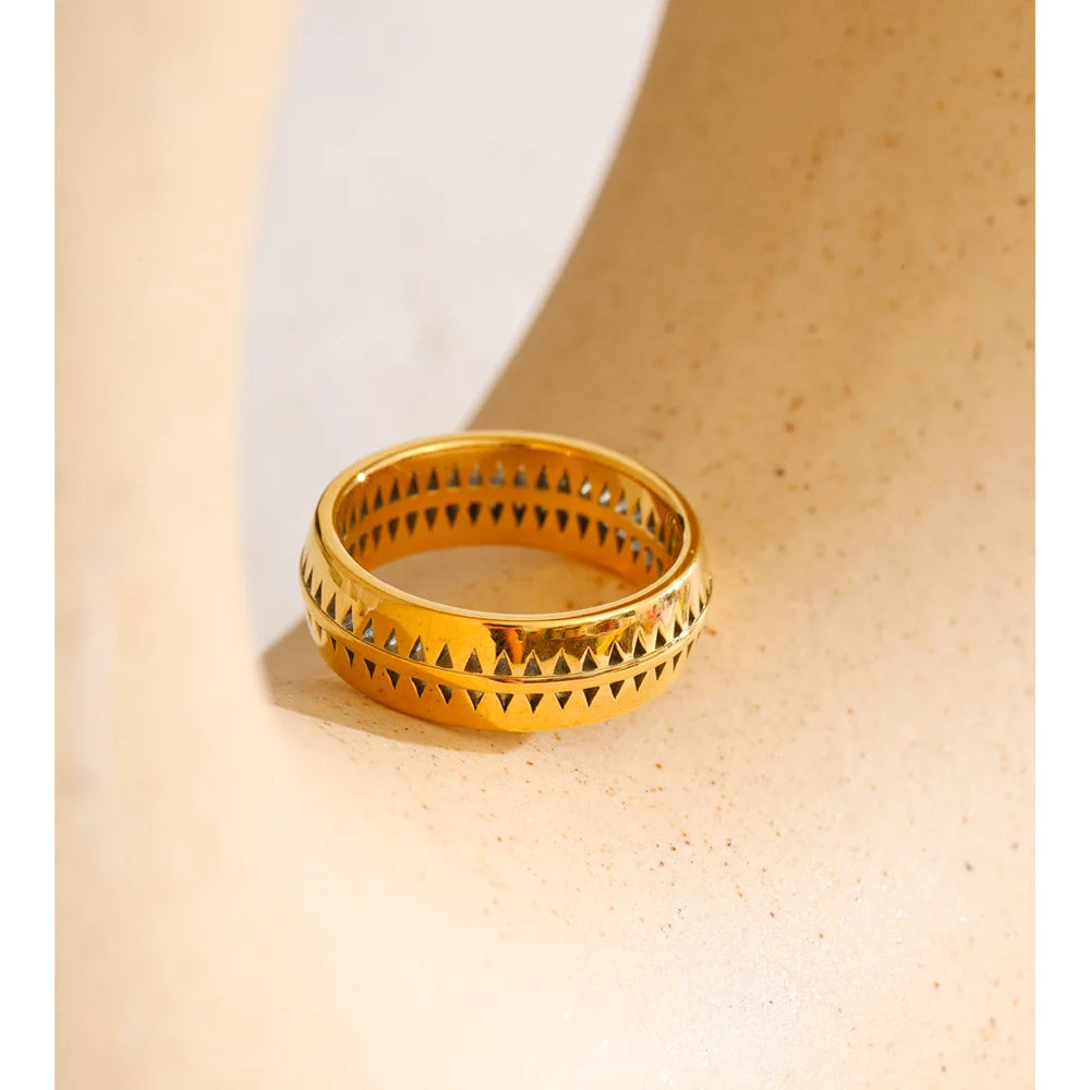 Ring with size triangular shape for bold styling