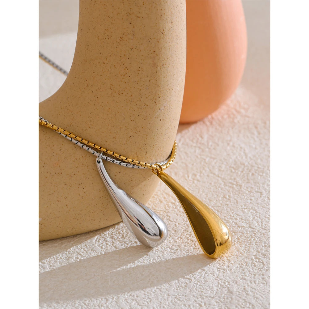 Distinctive 18K Gold Water Drop Pendant Necklace