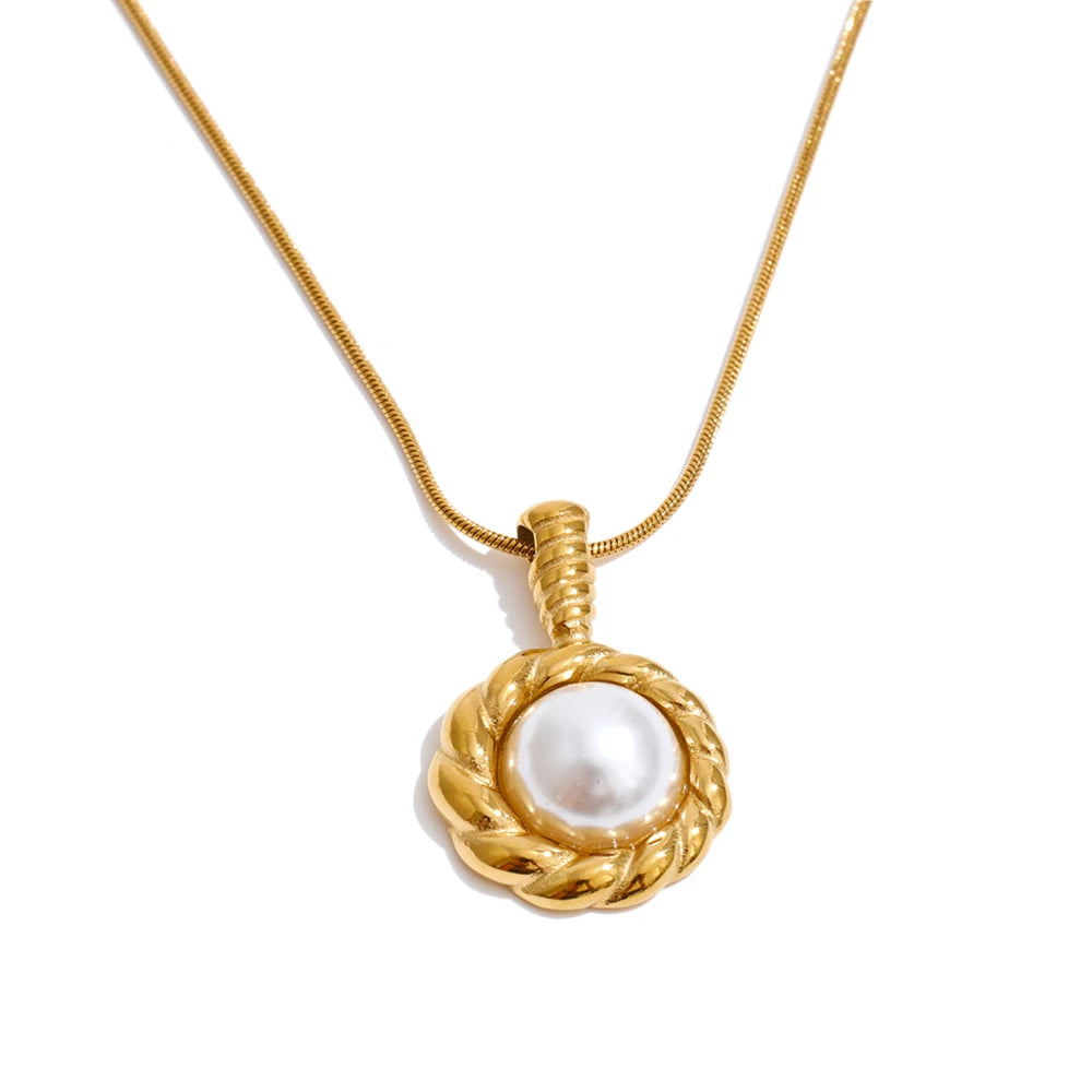 Pearl in necklace design combined with natural stone look